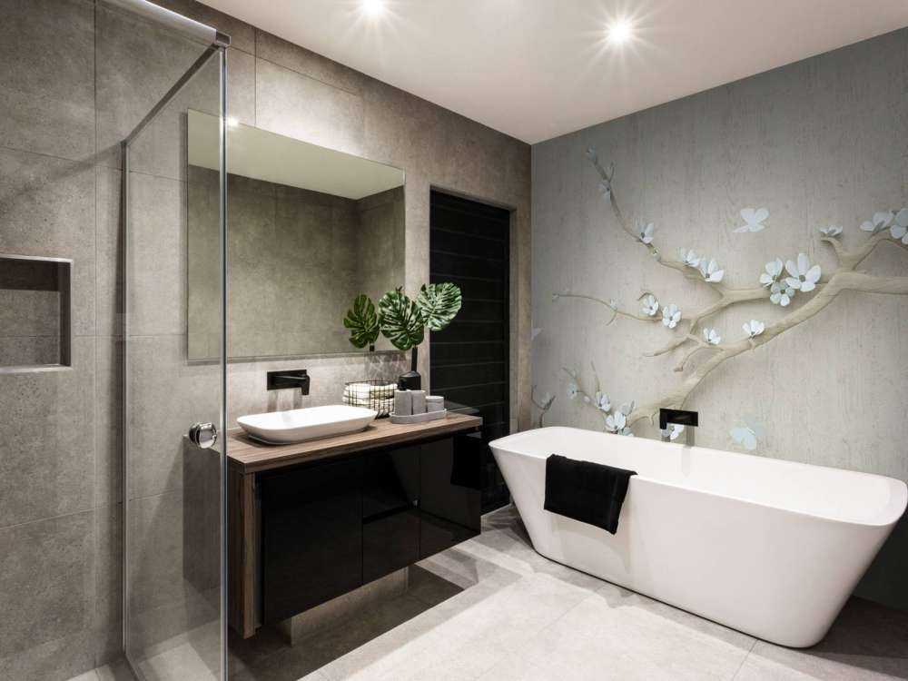 Gren med vita blommor på träbakgrund