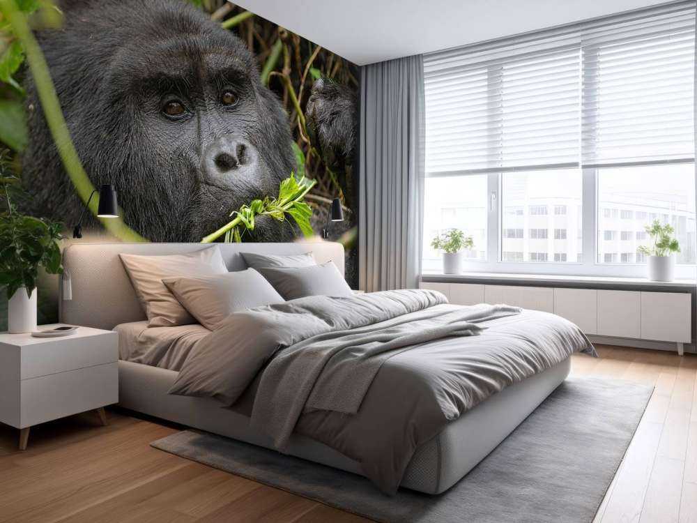 Gorilla mellan grenarna