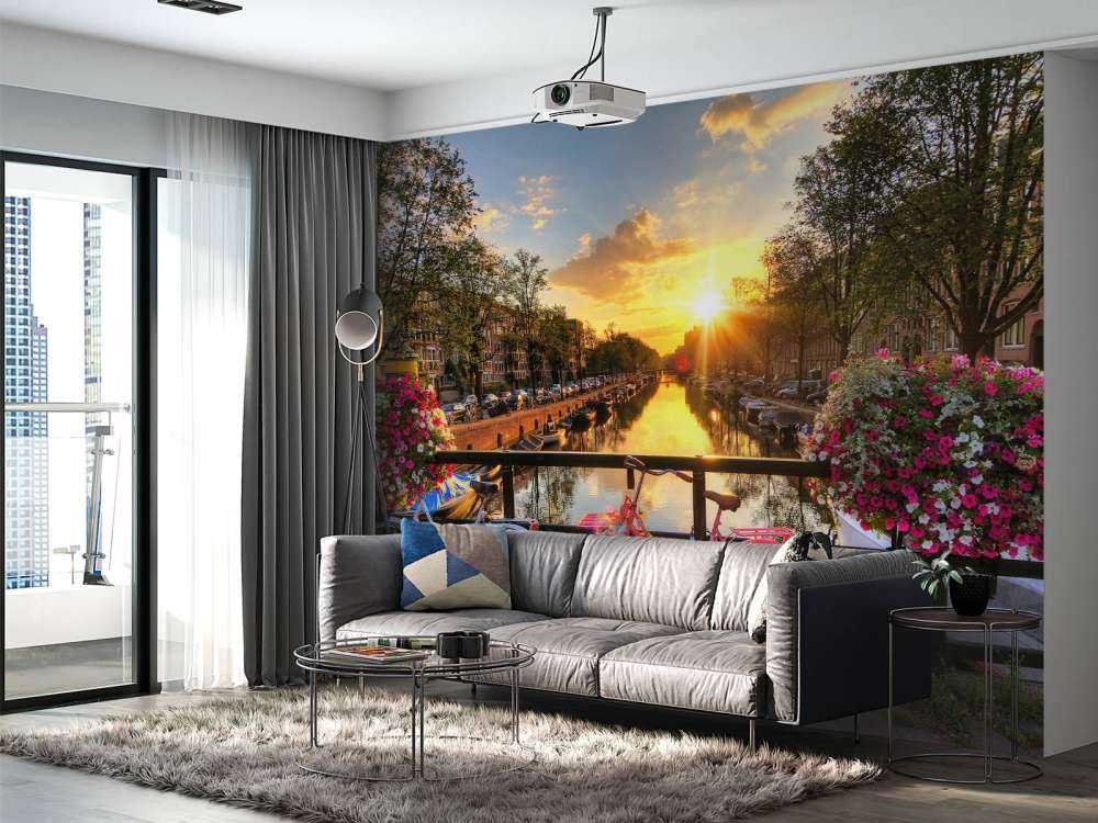 Cykla på en bro med blommor