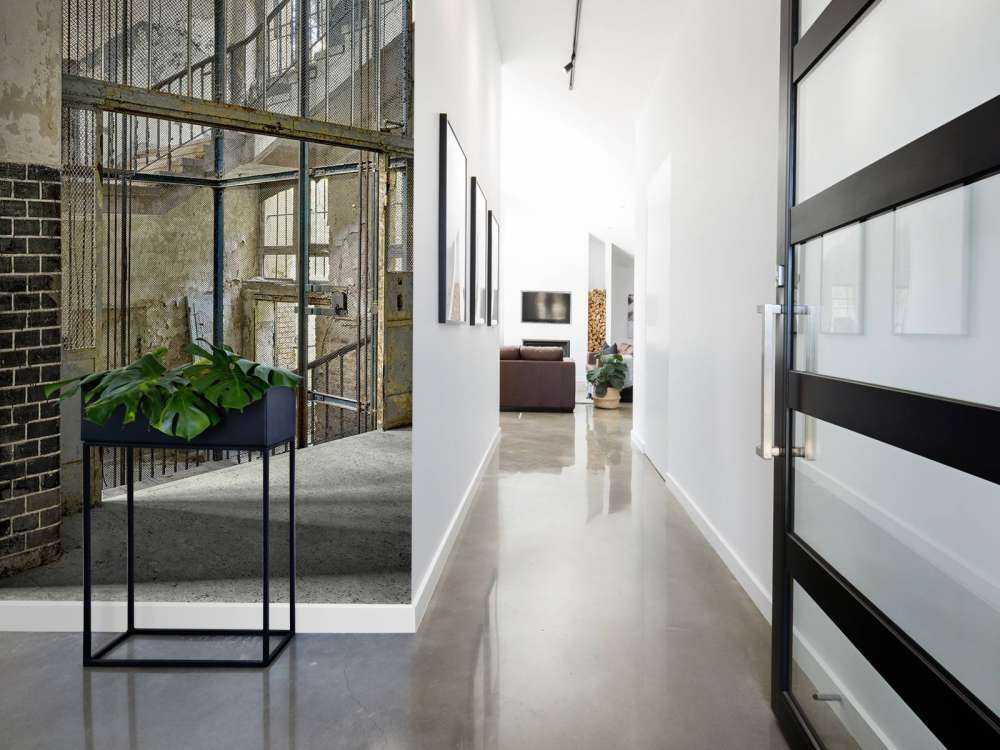 Gammalt hisschakt med trappor