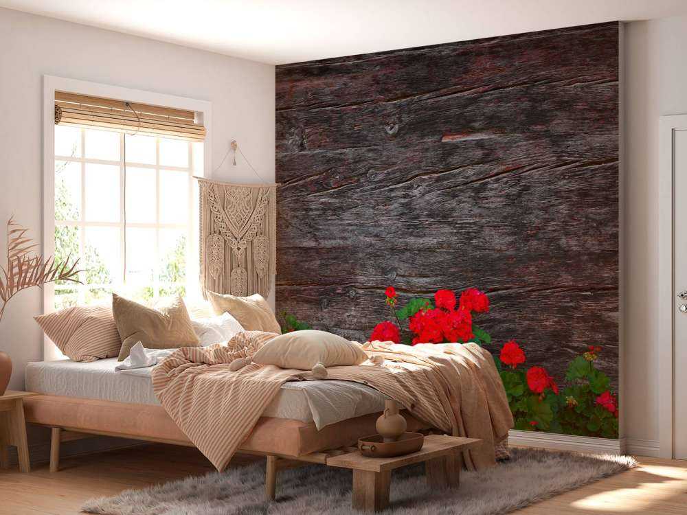 Vädrat trä med blommor