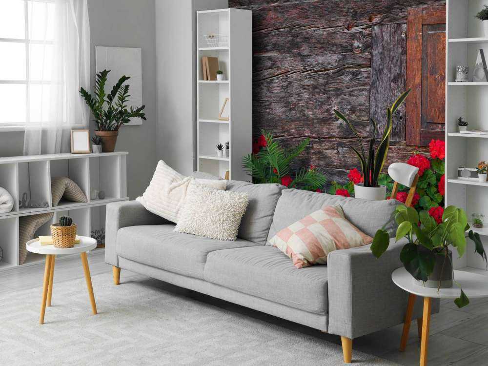 Gammalt trä med blommor