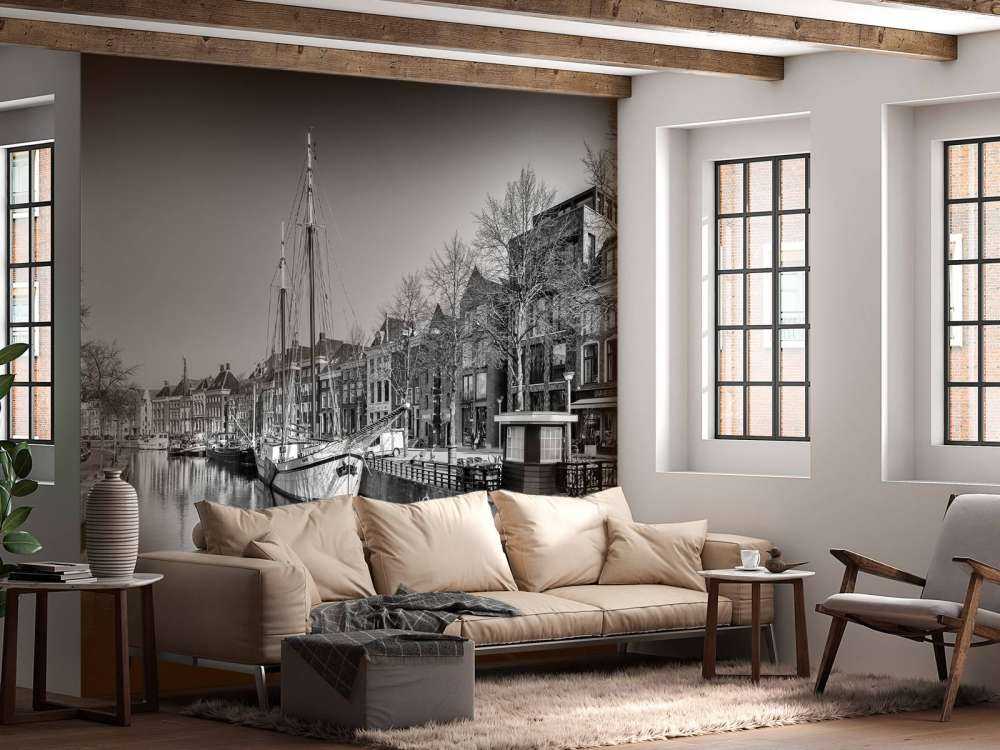 Historisch schip gelegen in de rivier de A in Groningen. In zwart wit. 