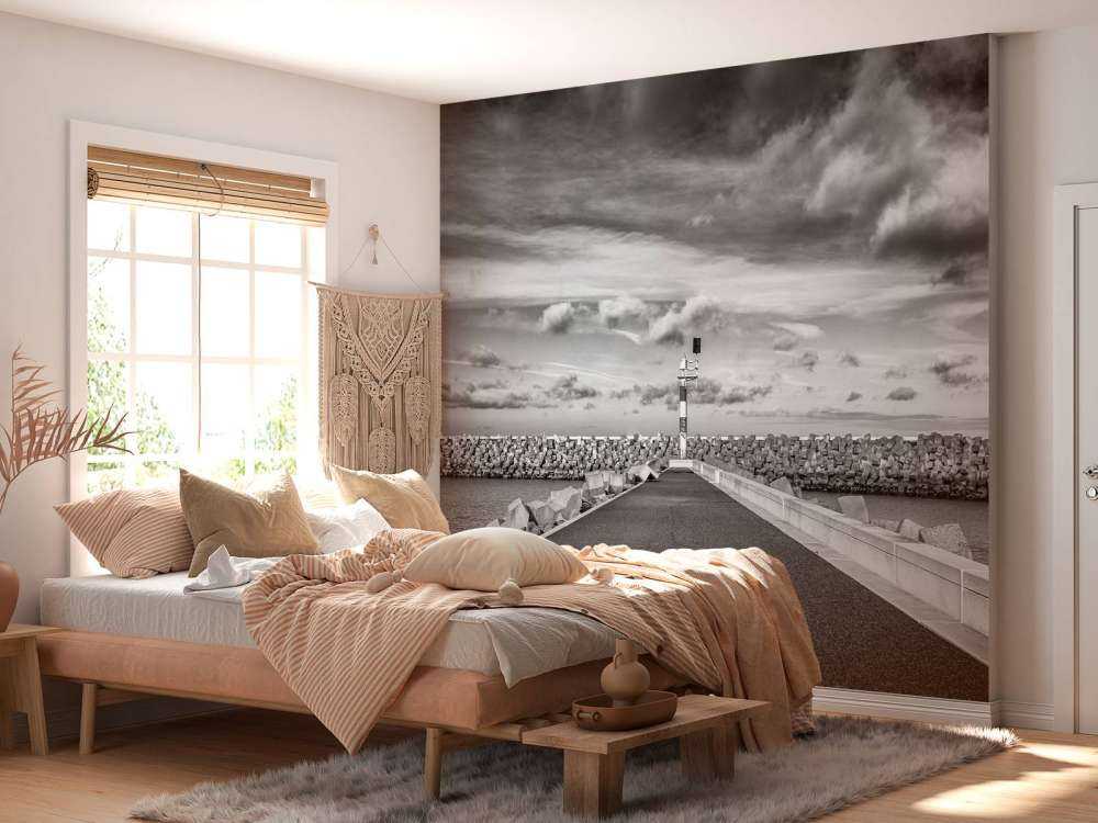 Molo av tre på kysten Cadzand bad (svart og hvit)