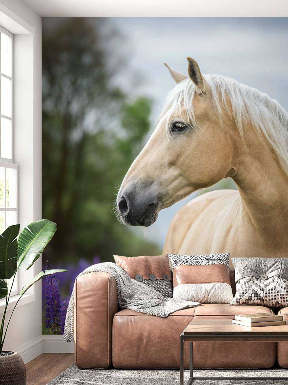 Hest blant sommerfuglblomstene