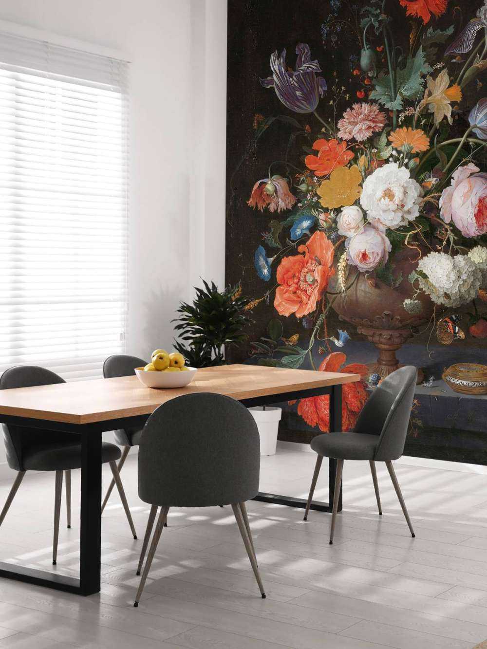 Stilleben med blomster og en klokke