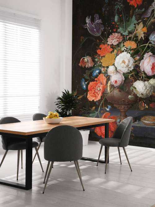 Stilleben med blomster og en klokke