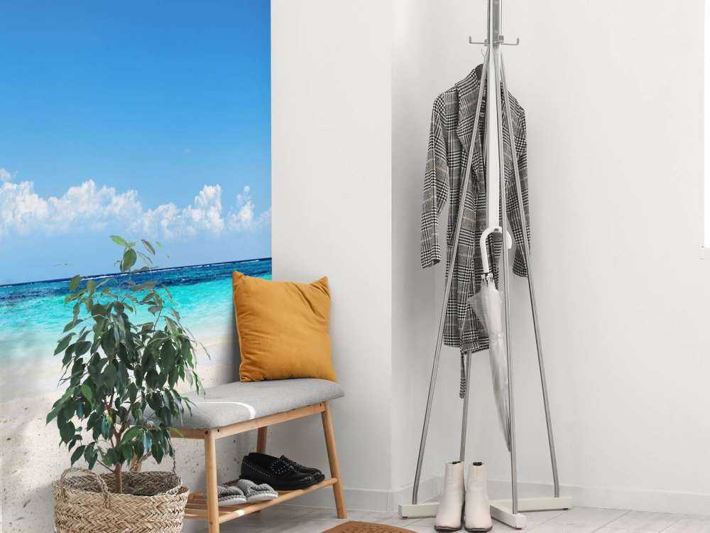 Stoler og parasoll på tropisk strand