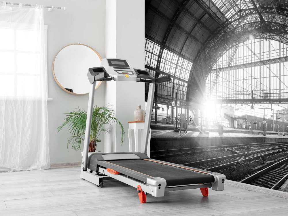 Soloppgang på en stasjon i svart-hvitt