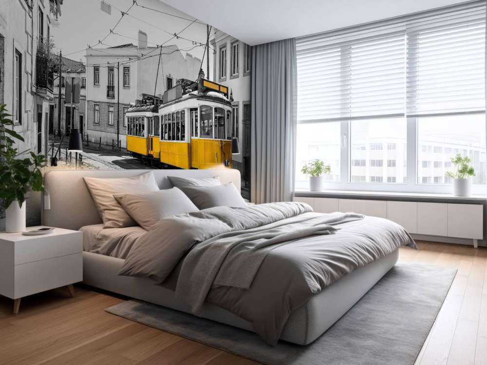 Gul trikk i en svart og hvit gate