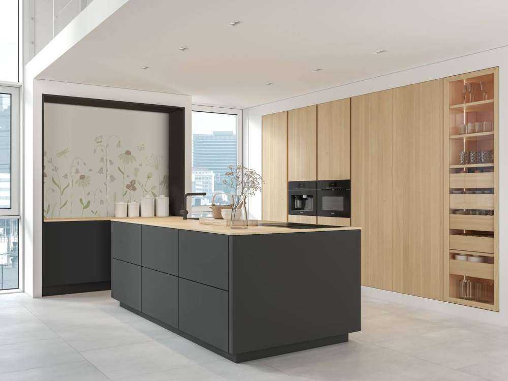 Blomsterfelt høyt med sommerfugler sand med gammelrosa