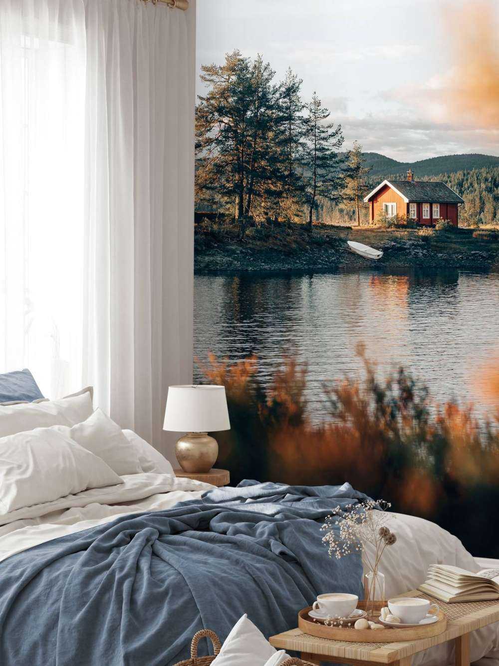 Rødt hus ved innsjøen