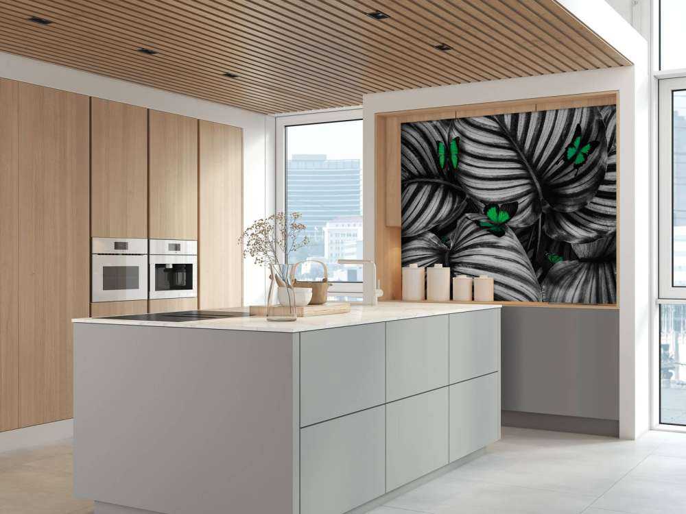 Sommerfugler på stripete blader