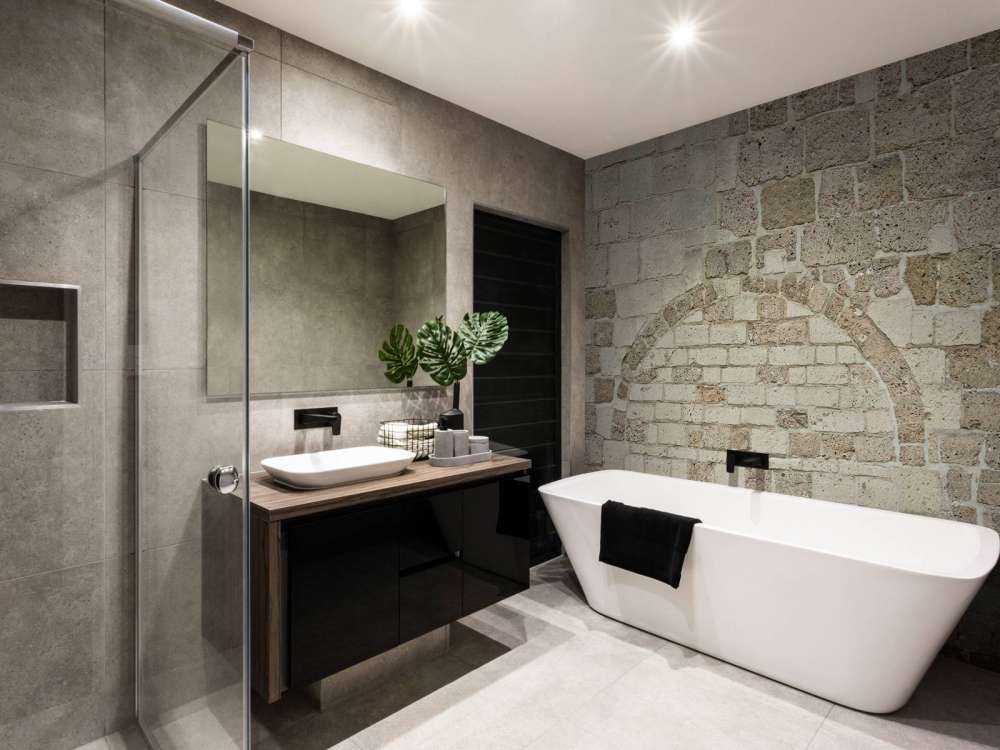 Gammel steinvegg med bue