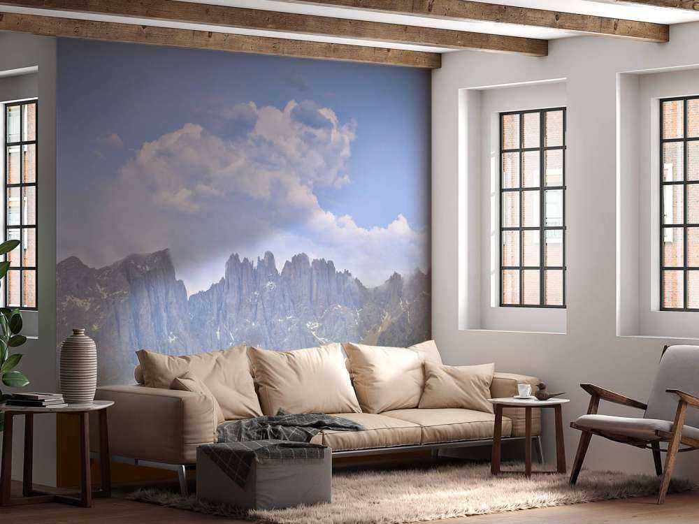 Bjerge med træer og skyer