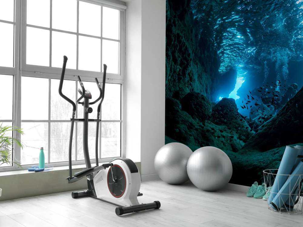 Solstråler i en undervandsgrotte