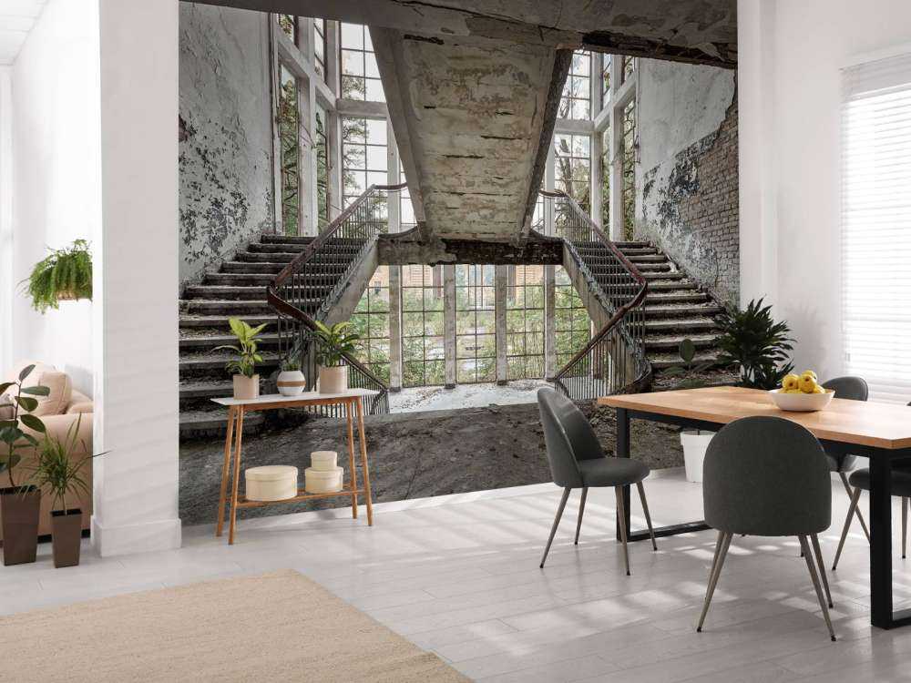 Trappeopgang i en forladt skole