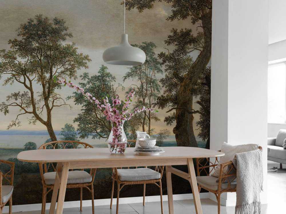 Flodlandskab set gennem træer