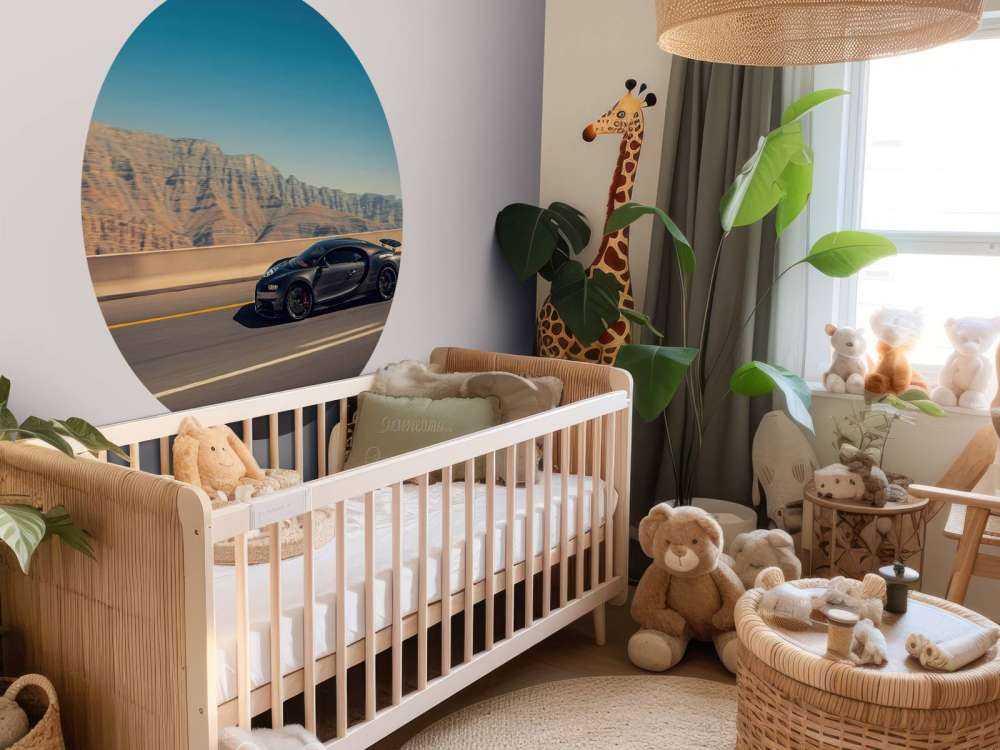 Hyperbil mod bjerglandskab