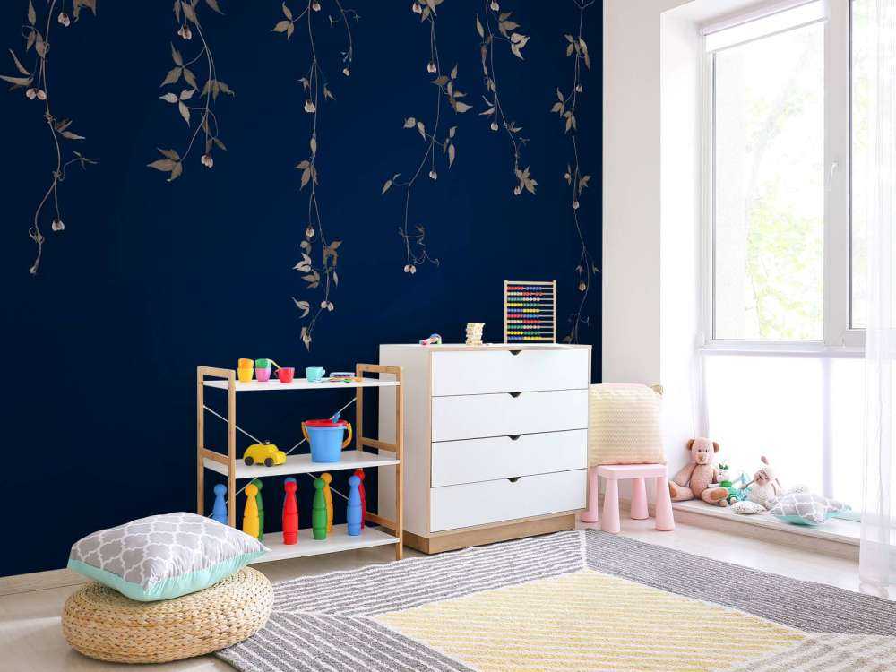 Klematis kvistar på midnattsblått