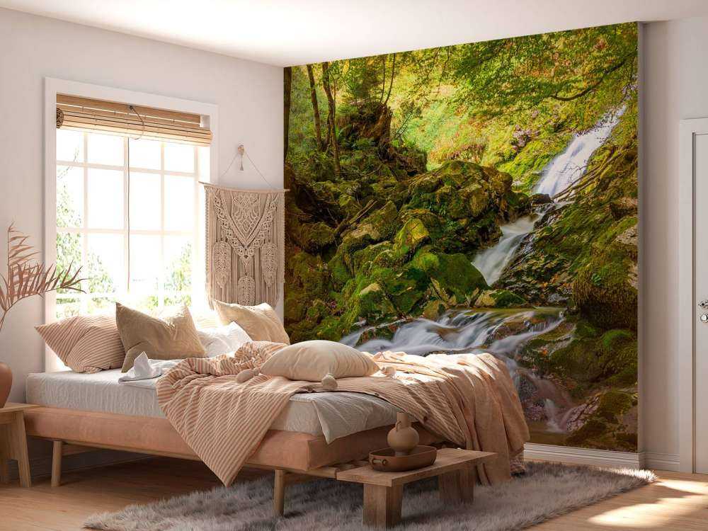 Vattenfall mitt i skogen