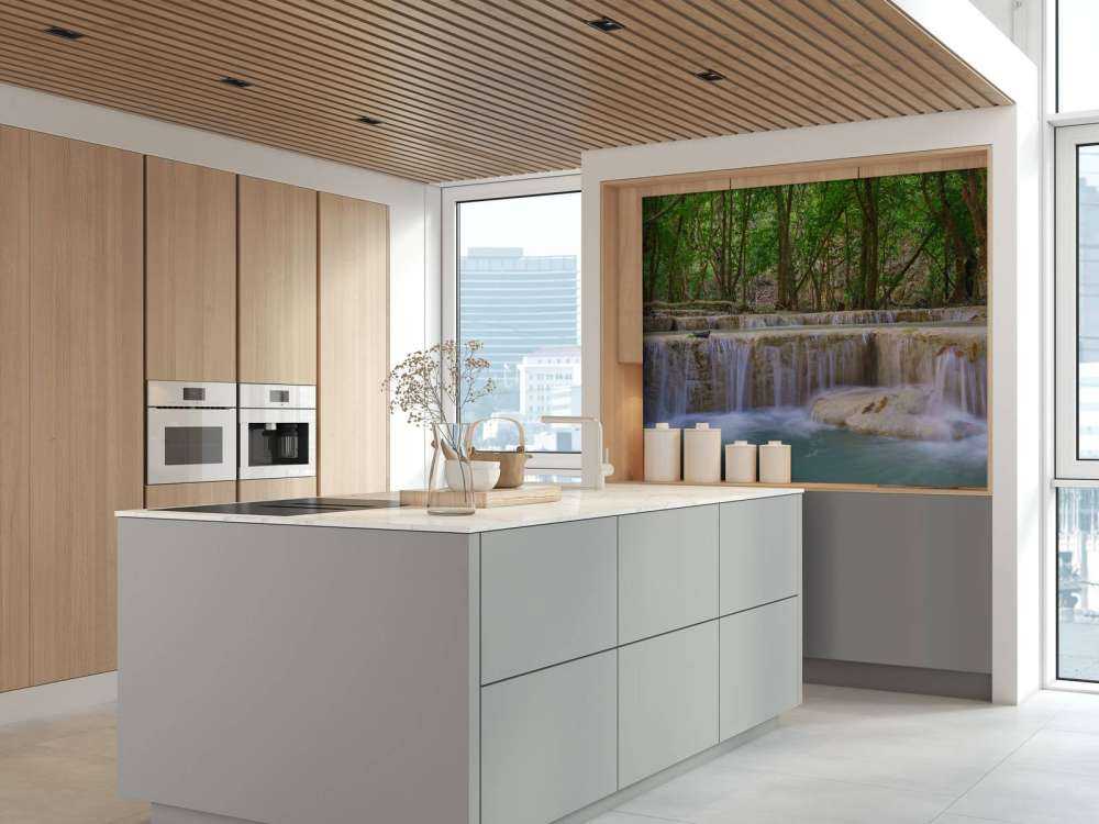 Vattenfall i djup regnskog