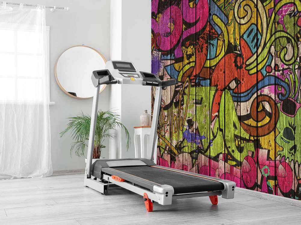 Gategrafitti på gammelt tre