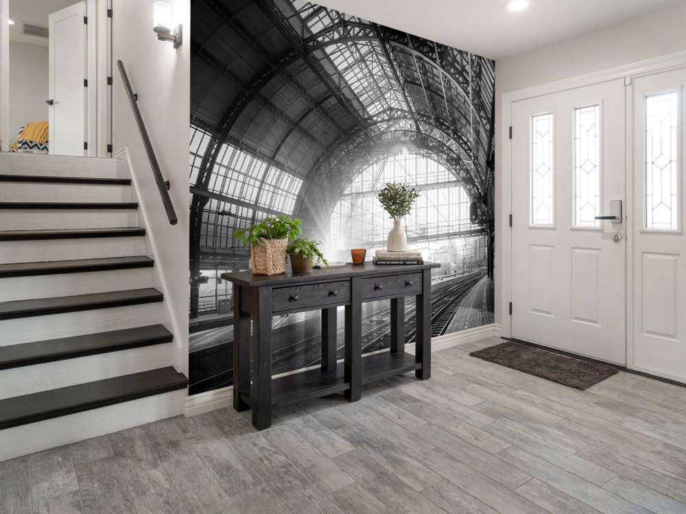 Soloppgang på en stasjon i svart-hvitt