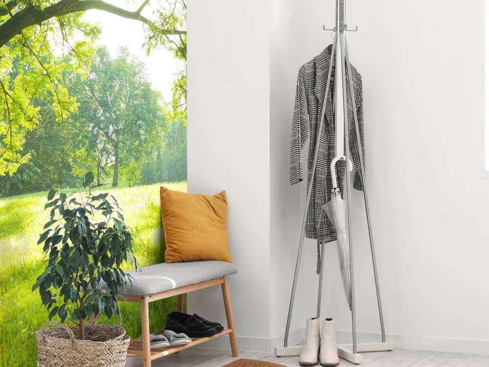 vakret tre med grønt gress