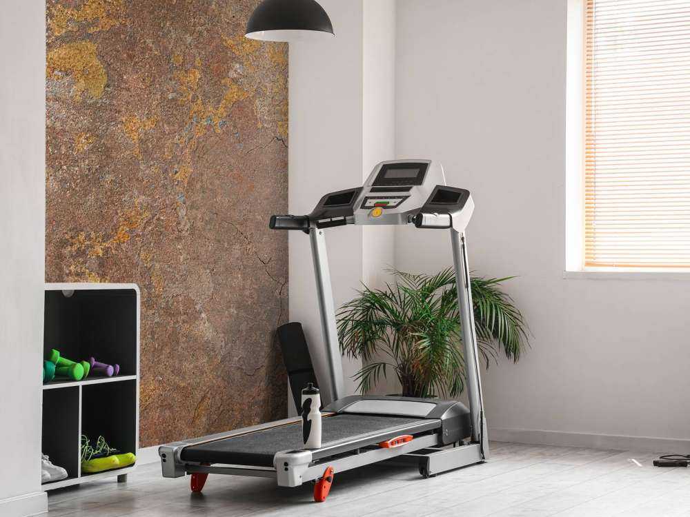 Gammel vegg med gul stdk