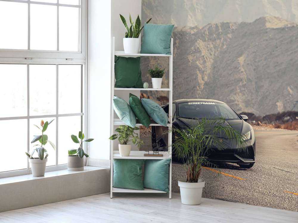 Svart superbil i ørkenen