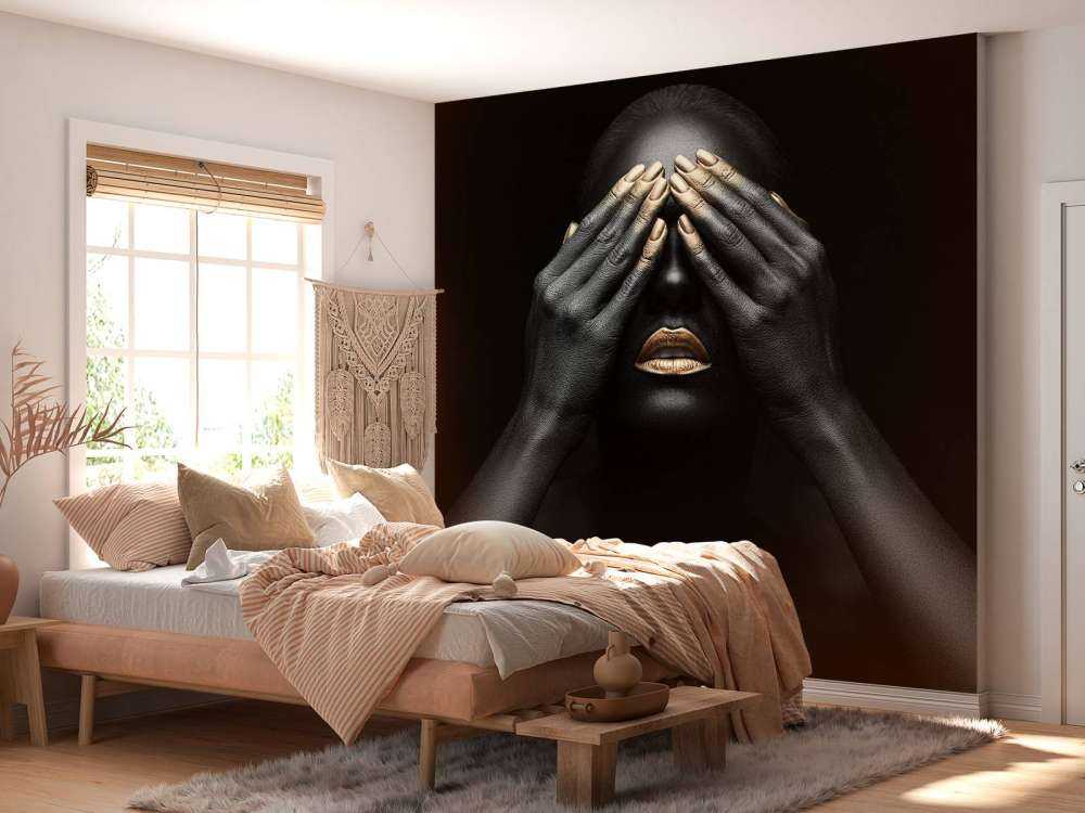 Kvinne med hendene foran øynene