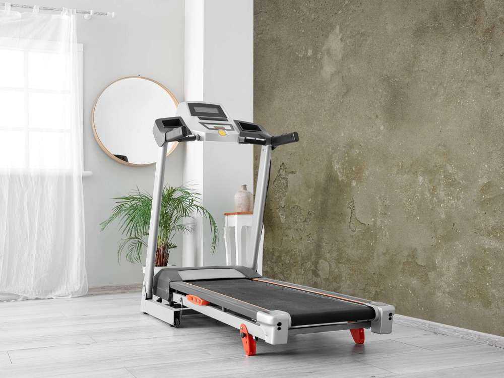 Gammel vegg med forvitret stukkatur