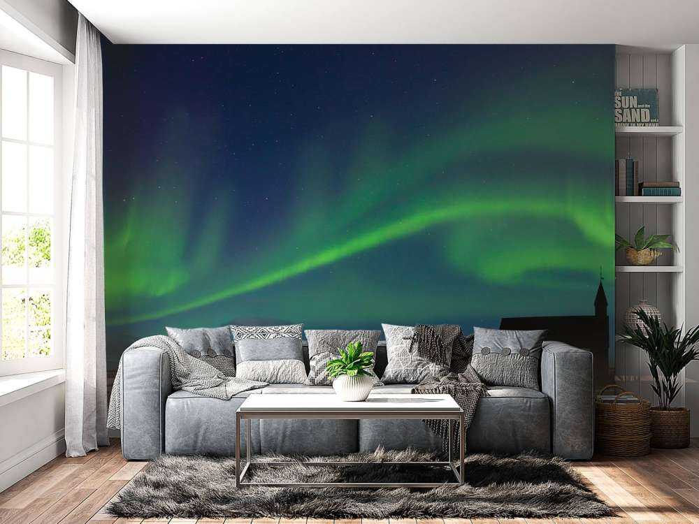 Nordlys over en kirke