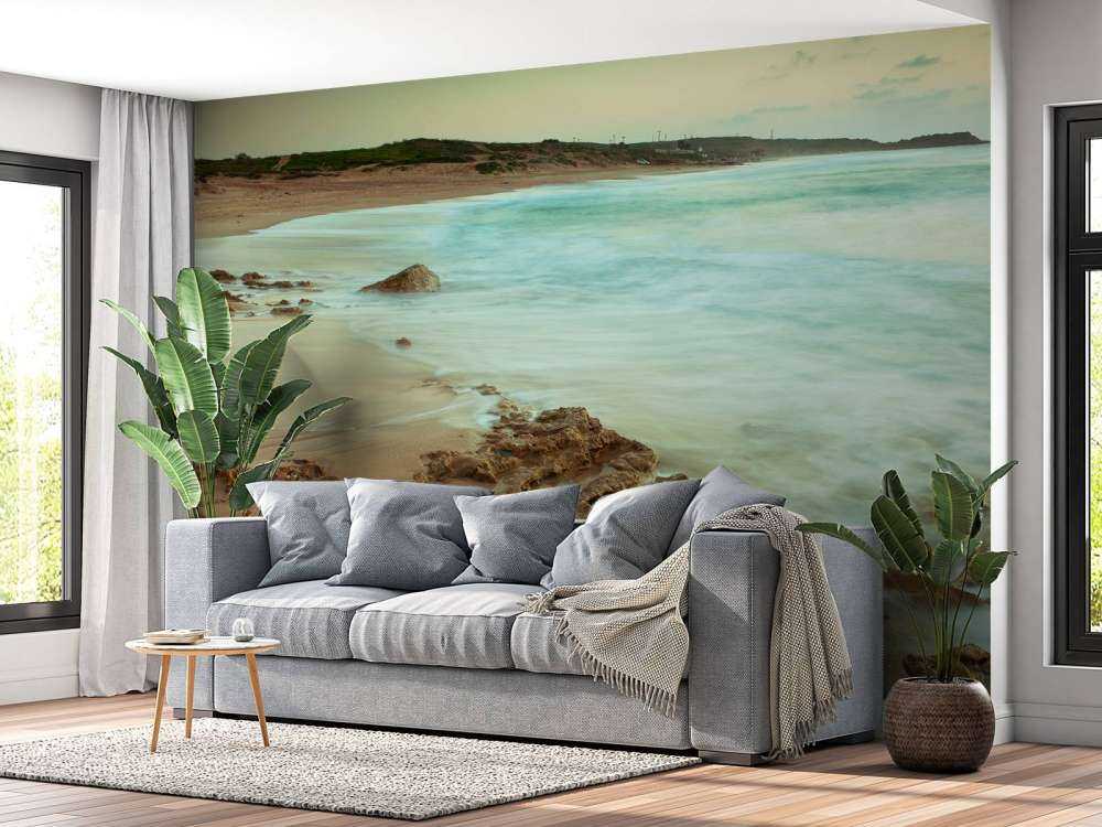 Rolig strand med steiner