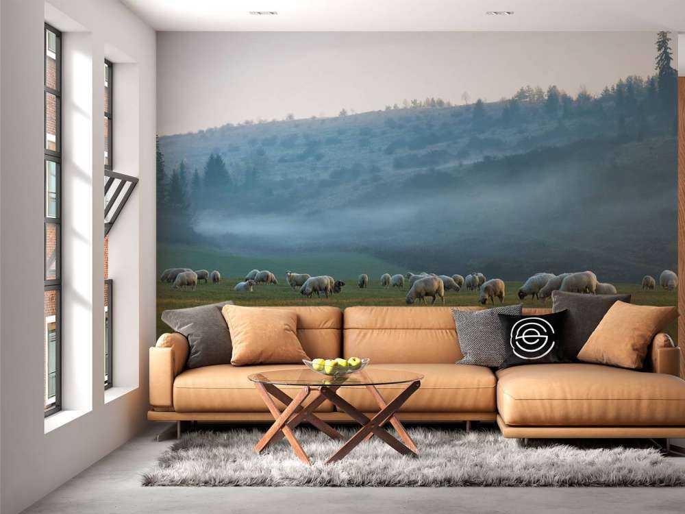 Fårflock i dimmigt landskap