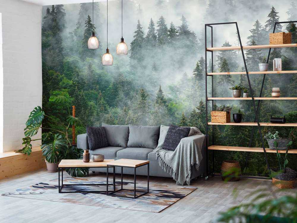 Dimmigt landskap med gröna träd