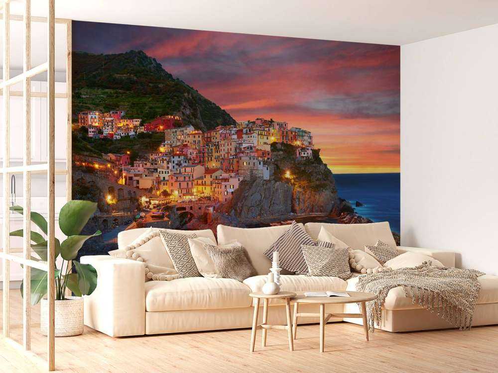 Italiensk stad vid solnedgången