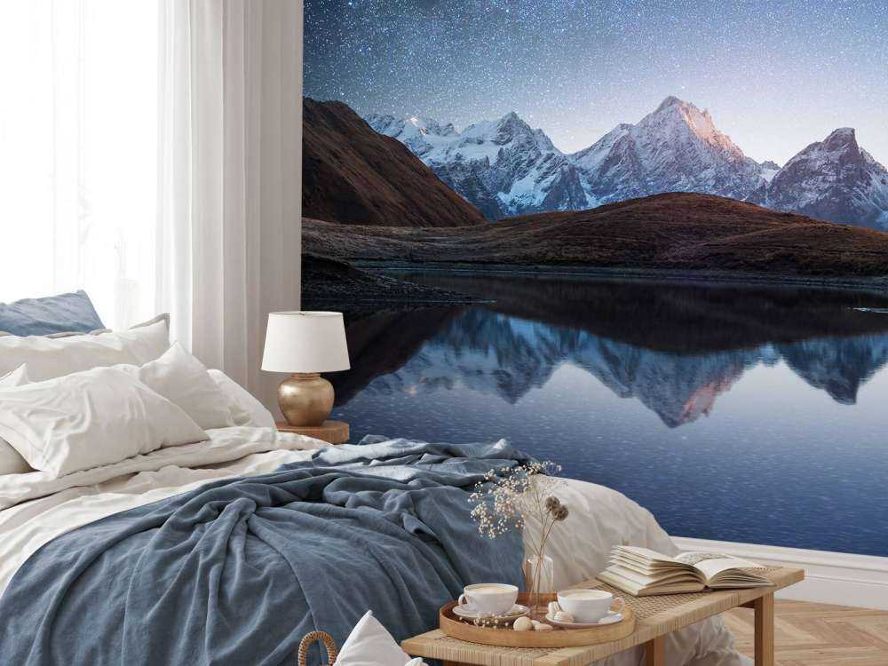 Berg med snö på natten