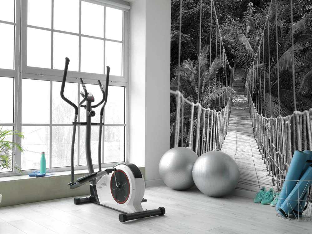 Träbro mellan palmer