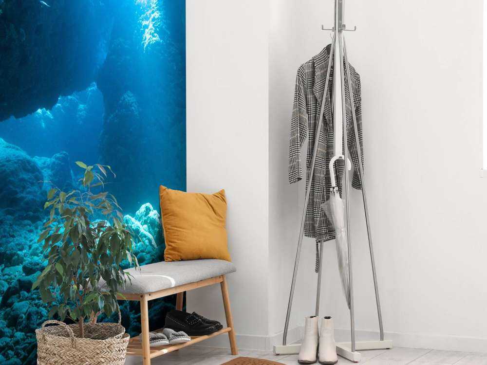 Mörk grotta i havet