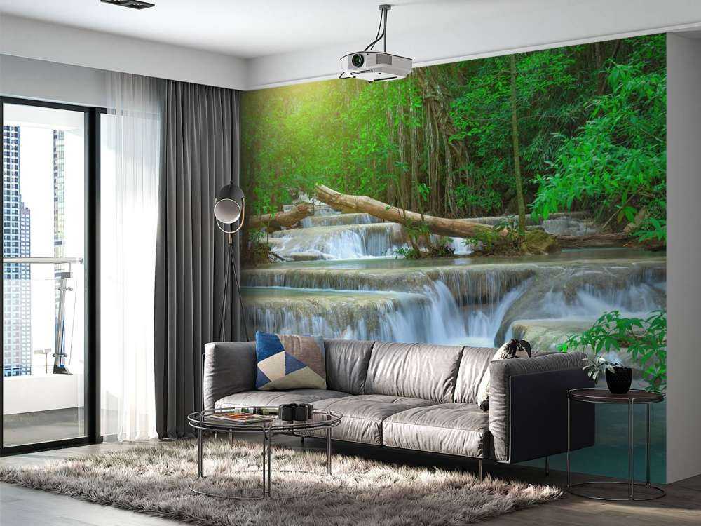 Brødt vandfald i skoven