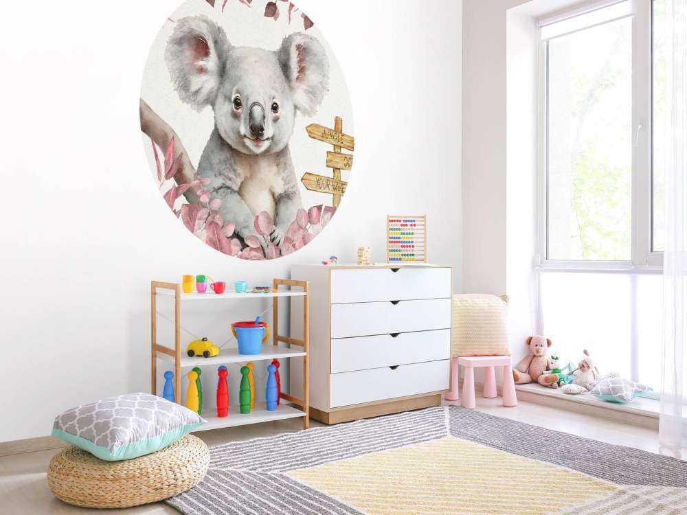 Baby koala i junglen lyserød