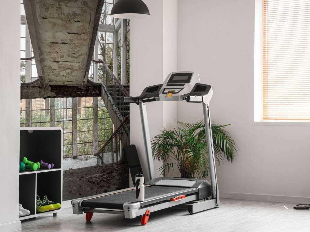 Trappeopgang i en forladt skole