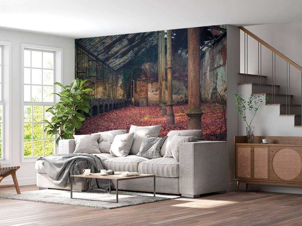 Forladt hus med blade