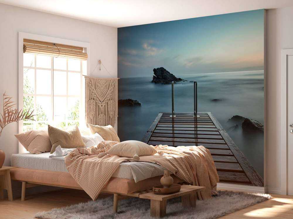 Træbrygge på kysten