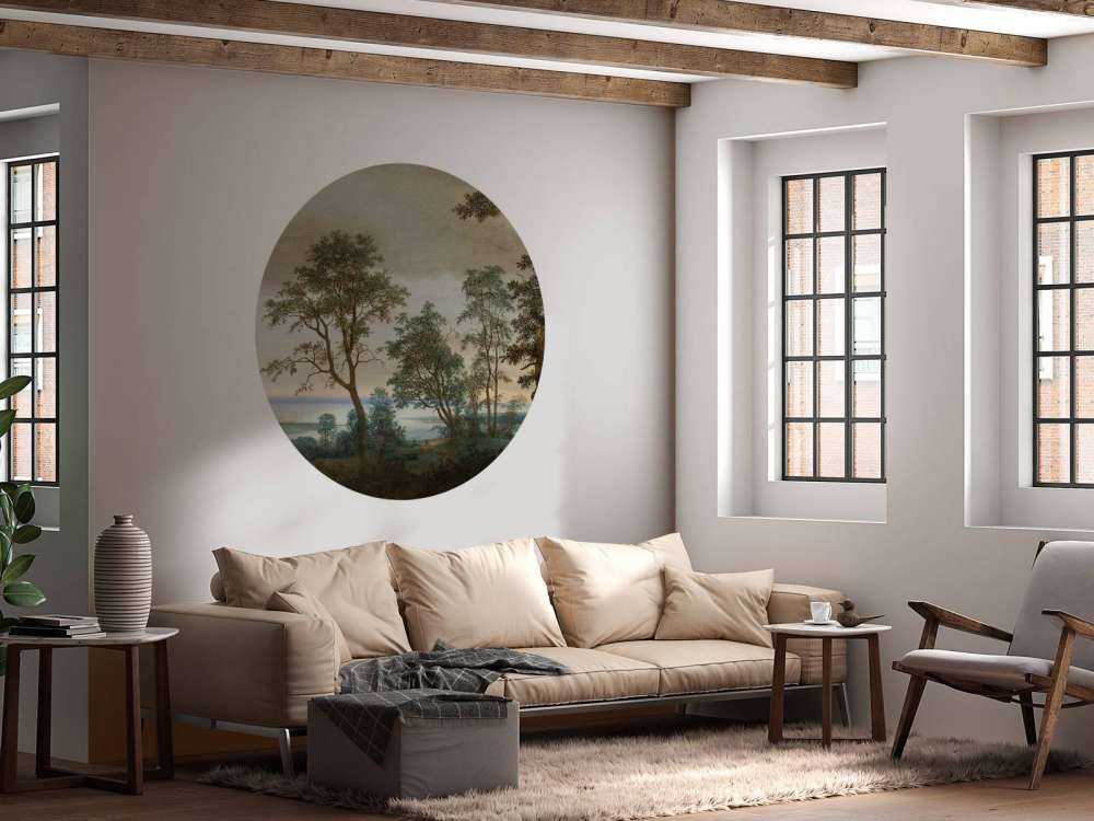 Flodlandskab set gennem træer