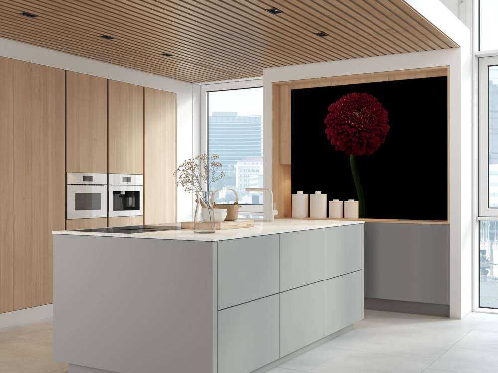 Rød blomst på stammen