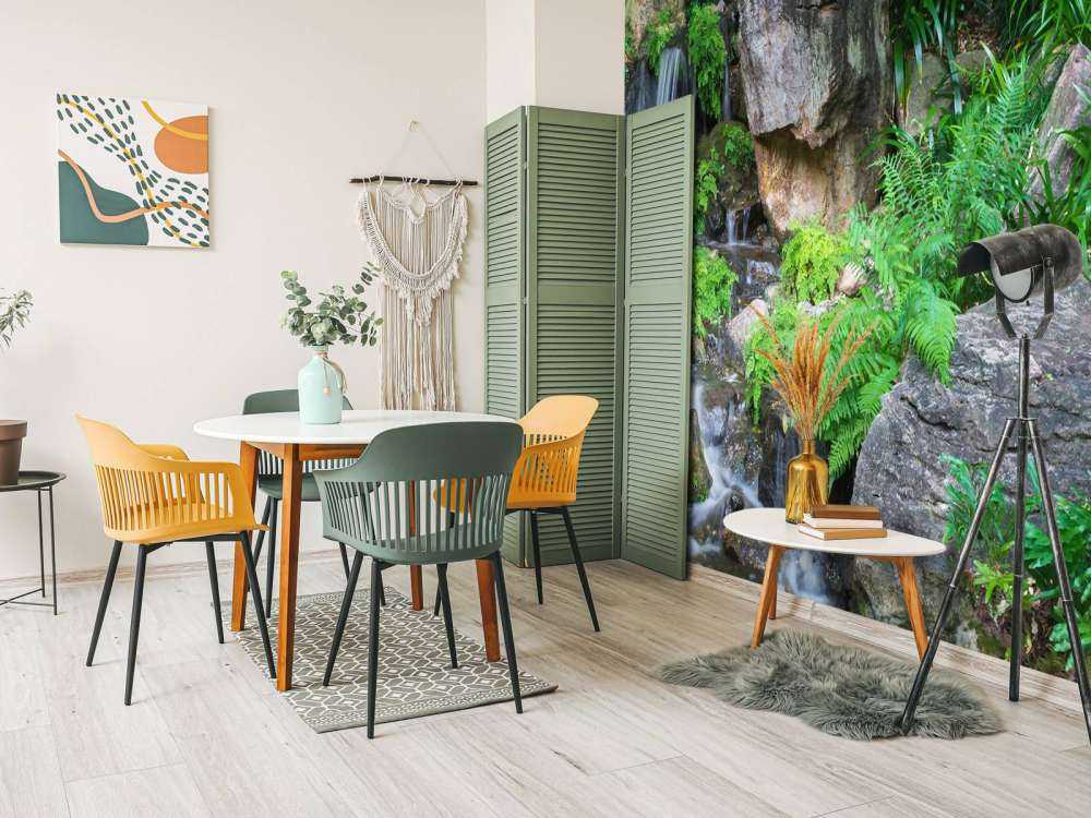 Vandfald med tropiske planter