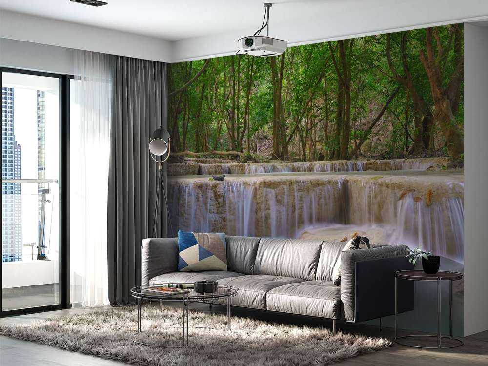 Vattenfall i djup regnskog